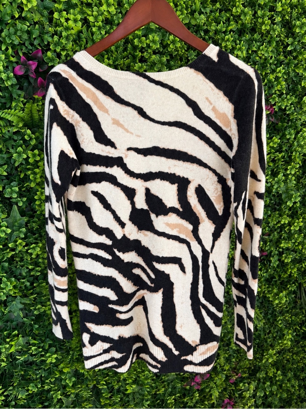 Bloomingdale’s 100% Cashmere Sweater XS S Animal Zebra Print Quiet Luxury - Picture 3 of 7